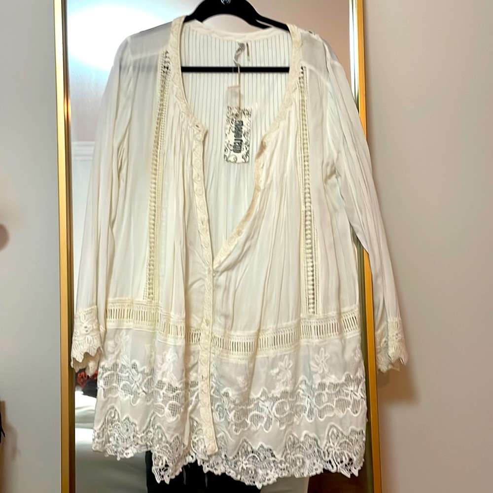 Brand new Monoreno tunic for sale. Never worn. Bought from VICI. Size medium.